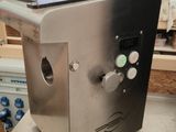 une machine posée sur une table