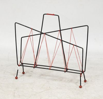 une photo d'un porte-revues en métal orné d'une cordelette rouge