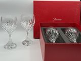 trois verres à vin dans une boîte rouge posée sur une table