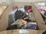 une boîte en carton remplie de vêtements et d'autres objets