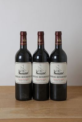 trois bouteilles de vin posées sur une table en bois