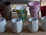 de nombreuses tasses posées sur une table