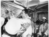 photographie en noir et blanc d'un groupe d'hommes dans une pièce