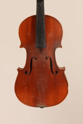 un vieux violon avec un archet accroché à son dos