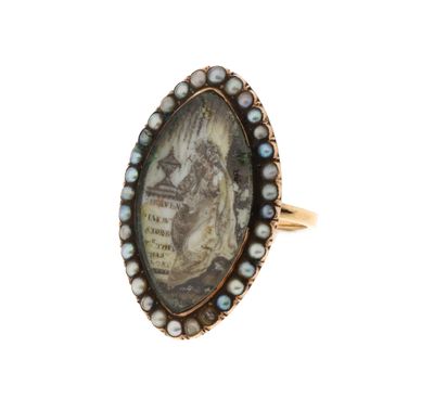 un gros plan d'une bague sur laquelle figure le portrait d'une femme