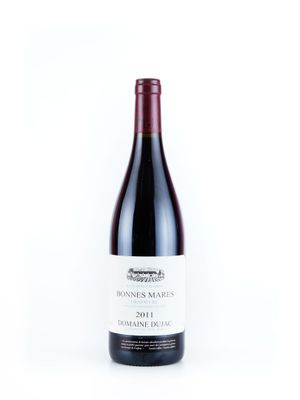 une bouteille de vin rouge sur fond blanc