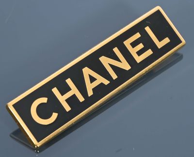 CHANEL par Arthus BERTRAND Broche barrette en métal doré, si…