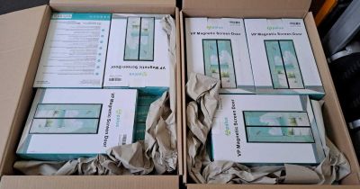deux boîtes contenant du matériel informatique posées l'une à côté de l'autre sur une table