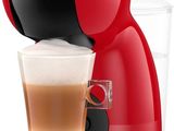 gros plan d'une tasse de café à côté d'une cafetière