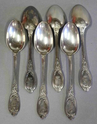 six cuillères sont alignées sur une table
