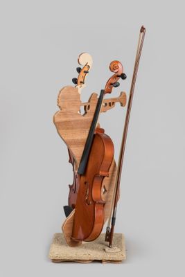 une sculpture en bois représentant un violon et un archet