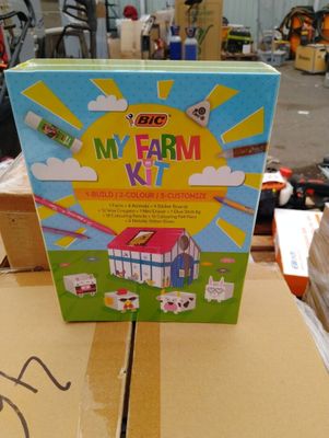 une boîte sur laquelle est représentée une ferme
