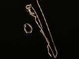 un ensemble composé d'un collier et de boucles d'oreilles en or, orné d'une paire de ciseaux