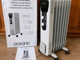 un radiateur électrique posé à côté d'une boîte posée par terre
