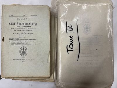 un livre ouvert posé sur une table à côté d'un livre