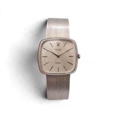 une photo d'une montre-bracelet argentée posée sur une surface blanche