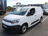 une camionnette blanche garée dans un parking
