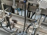 une machine à laquelle sont raccordés tout un tas de fils