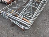de nombreux morceaux de métal éparpillés sur le sol du parking