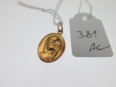 une image représentant un collier en or orné d'une effigie de femme