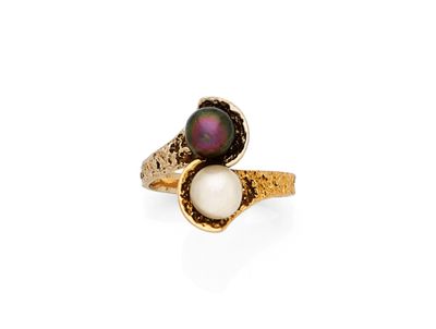 un gros plan d'une bague ornée de deux perles