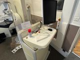 une salle de bain avec un lavabo et un miroir