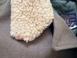 un gros plan d'un pull orné d'un nœud
