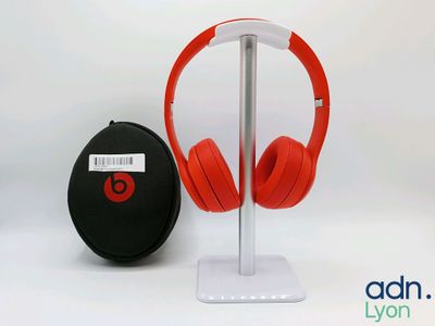 une image représentant un casque audio posé sur un support