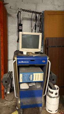 un chariot bleu sur lequel est posé un ordinateur