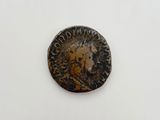 une vieille pièce de monnaie sur laquelle figure une tête de lion
