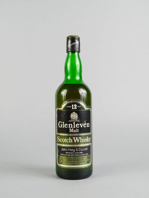 une bouteille de whisky écossais Glenievenn sur fond blanc