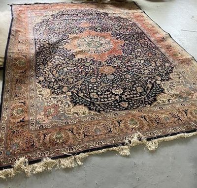 un grand tapis posé sur le sol d'une pièce