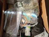 une boîte en carton remplie d'appareils électroniques et d'autres objets