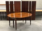 une table posée par terre devant des chaises