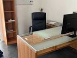 un bureau équipé d'un ordinateur et d'un écran dans une pièce