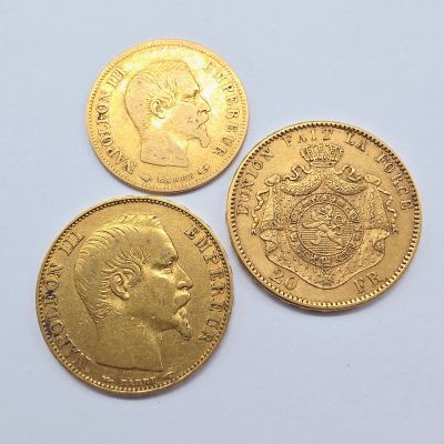 trois pièces d'or portant l'image d'un homme et d'une femme