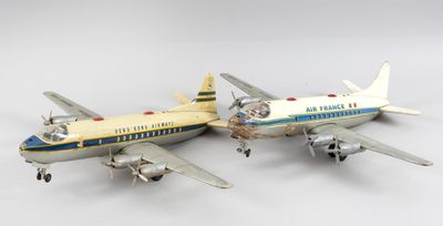 deux maquettes d'avions posées côte à côte sur une surface blanche