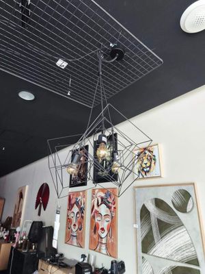 une toile d'araignée suspendue au plafond d'un restaurant