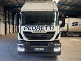un camion blanc garé à l'intérieur d'un bâtiment