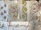 tout un tas de types de broderies différents sur la table