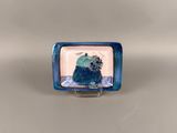 bague en verre bleu ornée d'un poisson