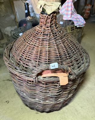 un grand panier en osier muni d'une poignée et d'une étiquette