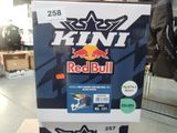 une boîte sur laquelle est collé un autocollant Red Bull, dans un magasin