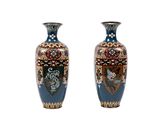 deux vases posés côte à côte sur une surface blanche