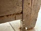 un gros plan d'une porte en bois percée de trous