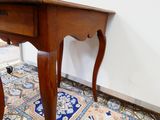 une petite table en bois surmontée d'un tiroir