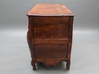 Importante commode tombeau en bois mouluré, la façade galbée… (photo 6)