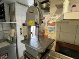 une cuisine équipée d'un évier, d'une cuisinière et d'un lave-vaisselle