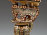 un vase surmonté d'un oiseau
