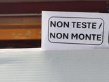 a sticker that says non teste non monte on it